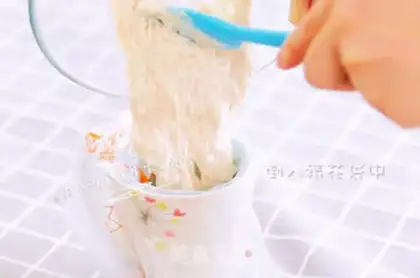 Make Tomato hands on noodles step 4