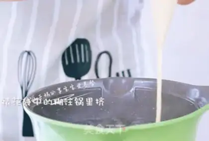 Make Tomato hands on noodles step 5