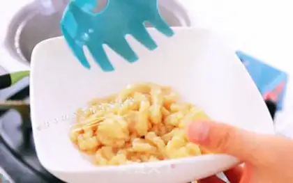 Make Tomato hands on noodles step 7
