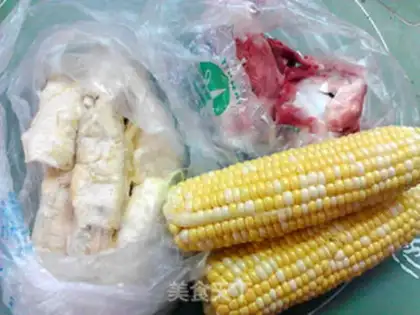 Make Corn guacamole. Pork bones step 0