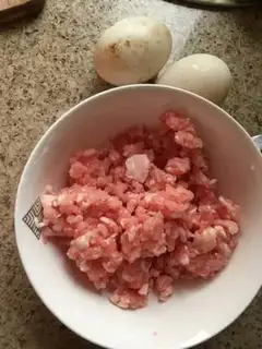 Make Meatloaf steamed eggs step 1