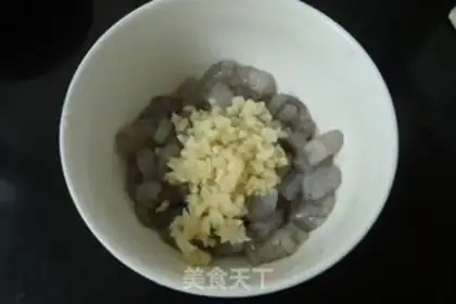 Make Garlic shrimp fried peas step 1
