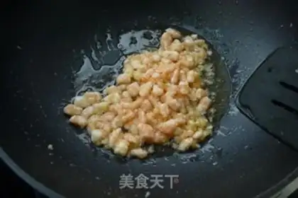 Make Garlic shrimp fried peas step 4