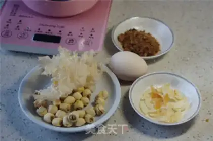 Make Eggs and silver-eared loaf step 0
