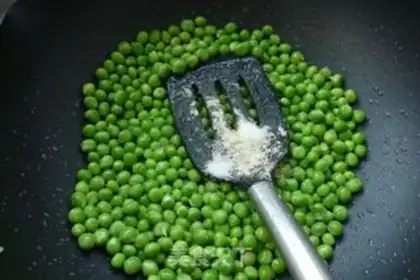 Make Garlic shrimp fried peas step 5