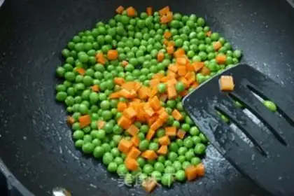 Make Garlic shrimp fried peas step 6