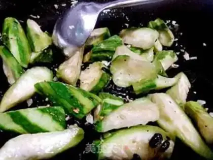 Make Garlic beans, fried melons step 1