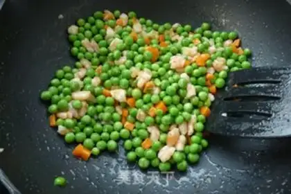 Make Garlic shrimp fried peas step 8
