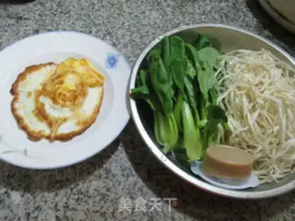 Make Egg chicken caterpillar noodles step 0