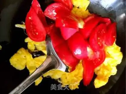 Make Tomato fried eggs step 7