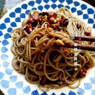 Make A bowl of sour noodles in the summer step 1