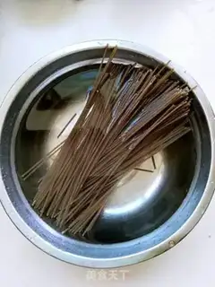 Make A bowl of sour noodles in the summer step 3