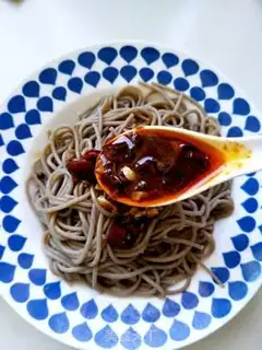 Make A bowl of sour noodles in the summer step 9