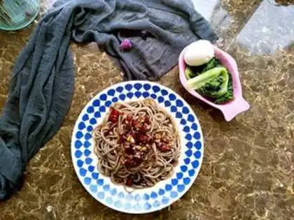 Make A bowl of sour noodles in the summer step 10