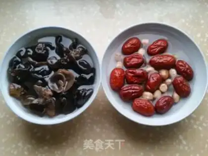 Make Black-muck-ear ginger peanut-tree soup step 0