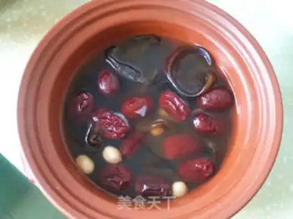 Make Black-muck-ear ginger peanut-tree soup step 1