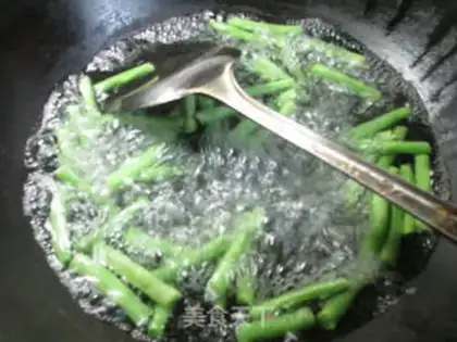 Make Peaches fried shrimp step 1