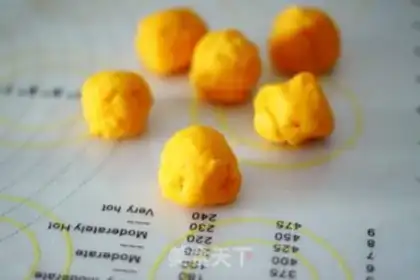 Make Carrot-flowing sandbag step 2