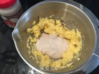Make French sesame moon cake step 2