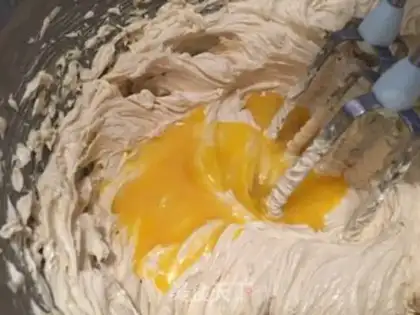 Make French sesame moon cake step 4