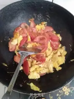 Make Tomato fried eggs step 2