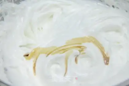 Make Pavlova cake step 3