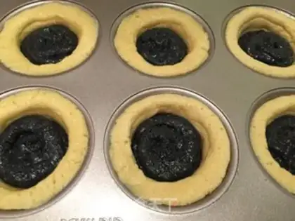 Make French sesame moon cake step 10