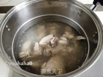 Make Western cucumber chicken soup step 1