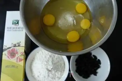Make raisin steam cake step 0