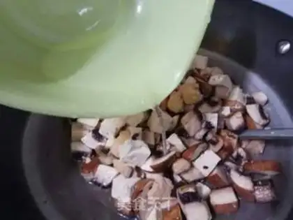 Make Brown mushrooms with gravy tofu step 11