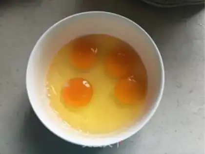 Make Pineapple thick egg fever step 1