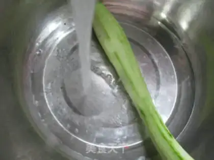 Make Smelt oil tofu to cook chicken legs step 1