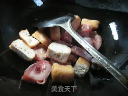 Make Smelt oil tofu to cook chicken legs step 4