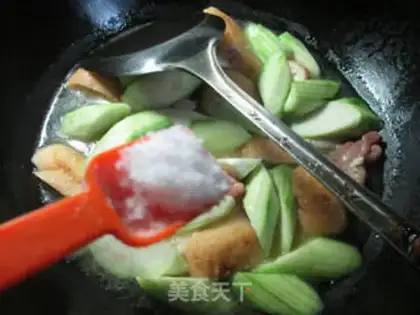Make Smelt oil tofu to cook chicken legs step 7