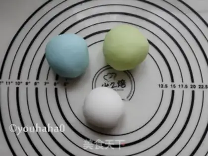 Make Colored ice lunar pie step 3
