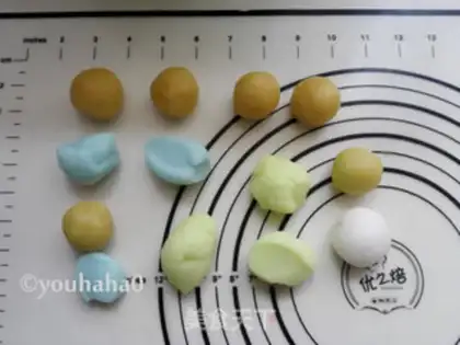 Make Colored ice lunar pie step 4