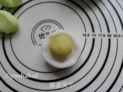 Make Colored ice lunar pie step 5