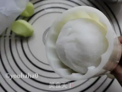 Make Colored ice lunar pie step 6
