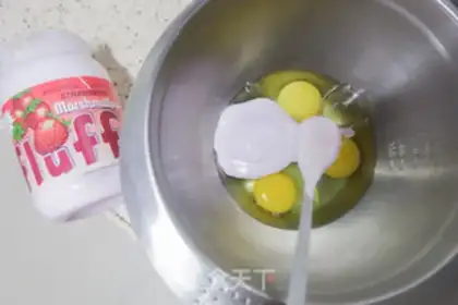 Make Strawberry bean saloon cupcakes step 1
