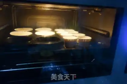 Make Strawberry bean saloon cupcakes step 7