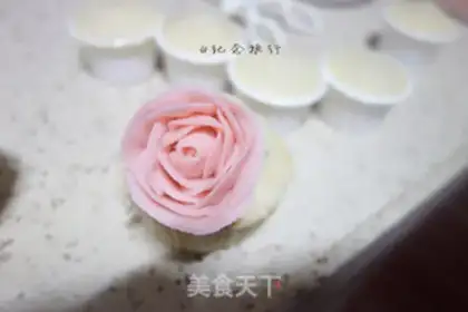 Make Strawberry bean saloon cupcakes step 10