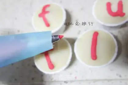 Make Strawberry bean saloon cupcakes step 13