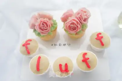 Make Strawberry bean saloon cupcakes step 15