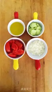 Make Tomato cucumber garlic salad step 0