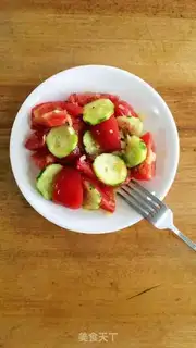 Make Tomato cucumber garlic salad step 1