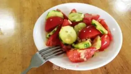 Make Tomato cucumber garlic salad step 2