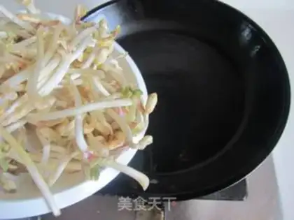 Make Worm grass, peanuts, fried meat step 4