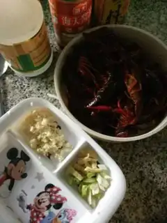 Make Garlic sauce pops the lobster step 0