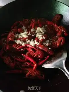 Make Garlic sauce pops the lobster step 4