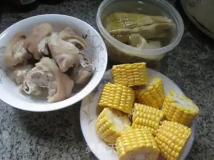 Make Corn-tailed pig hoof soup step 0